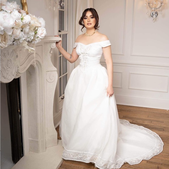 Wedding gown - Picture 11 of 12